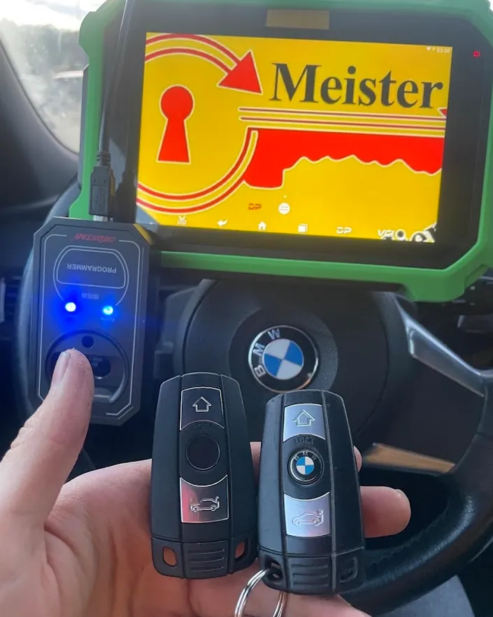 meister schuh Schlüsseldienst /Autoschlüssel Service / Uhrenservice/E-PASSBILD und Passfotos / Gravuren.